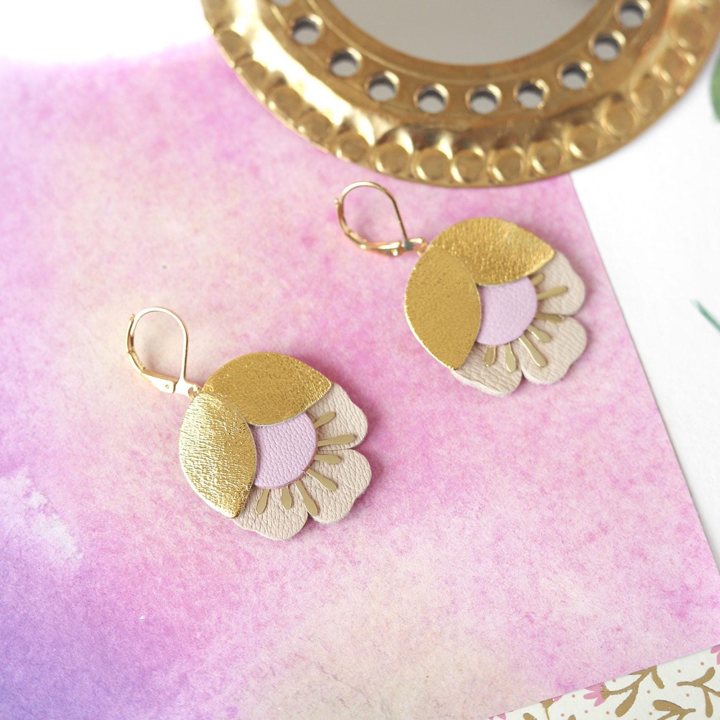 Boucles d'oreilles fleurs de cerisier cuir rose doré beige, Dormeuses laiton doré à l'or fin 24 carats hypoallergéniques