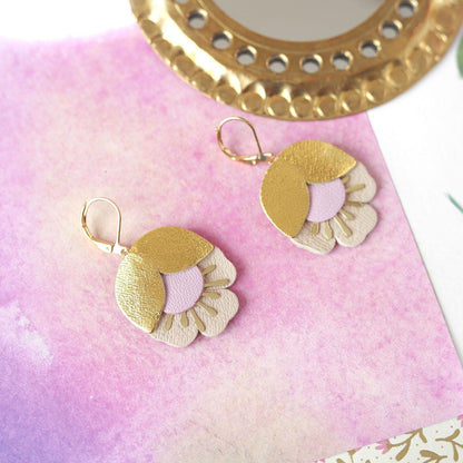 Boucles d'oreilles fleurs de cerisier cuir rose doré beige, Dormeuses laiton doré à l'or fin 24 carats hypoallergéniques