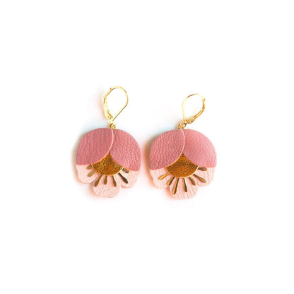 Boucles d'oreilles fleurs de cerisier cuir rose et doré, attaches laiton doré à l'or fin 24 carats hypoallergéniques