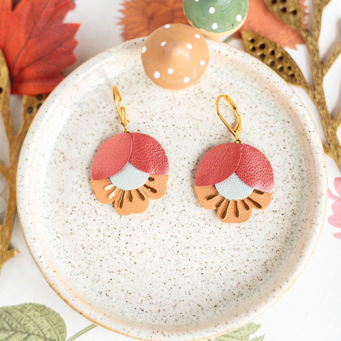 Boucles d'oreilles fleur de cerisier cuir rouge métallisé et ocre jaune, Dormeuses laiton doré à l'or fin 24 carats hypoallergéniques