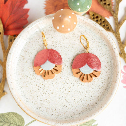 Boucles d'oreilles fleur de cerisier cuir rouge métallisé et ocre jaune, Dormeuses laiton doré à l'or fin 24 carats hypoallergéniques