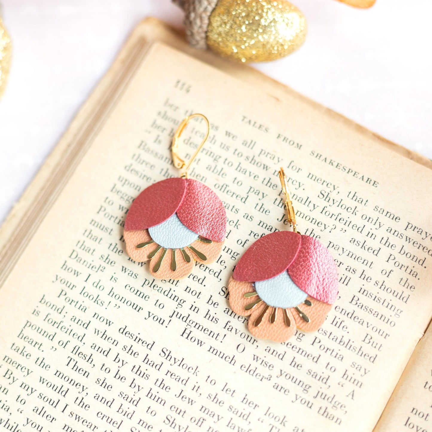 Boucles d'oreilles fleur de cerisier cuir rouge métallisé et ocre jaune, Dormeuses laiton doré à l'or fin 24 carats hypoallergéniques