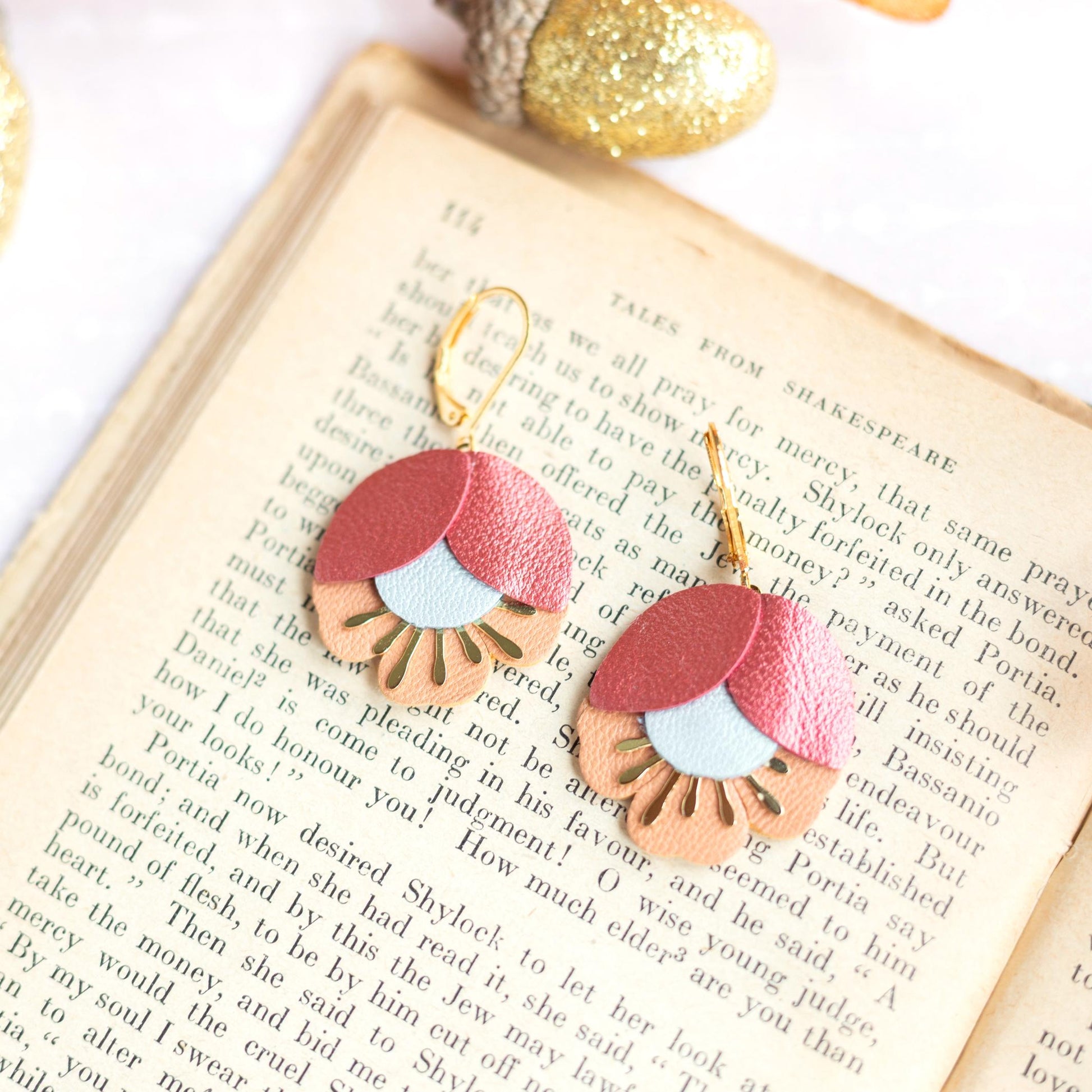 Boucles d'oreilles fleur de cerisier cuir rouge métallisé et ocre jaune, Dormeuses laiton doré à l'or fin 24 carats hypoallergéniques