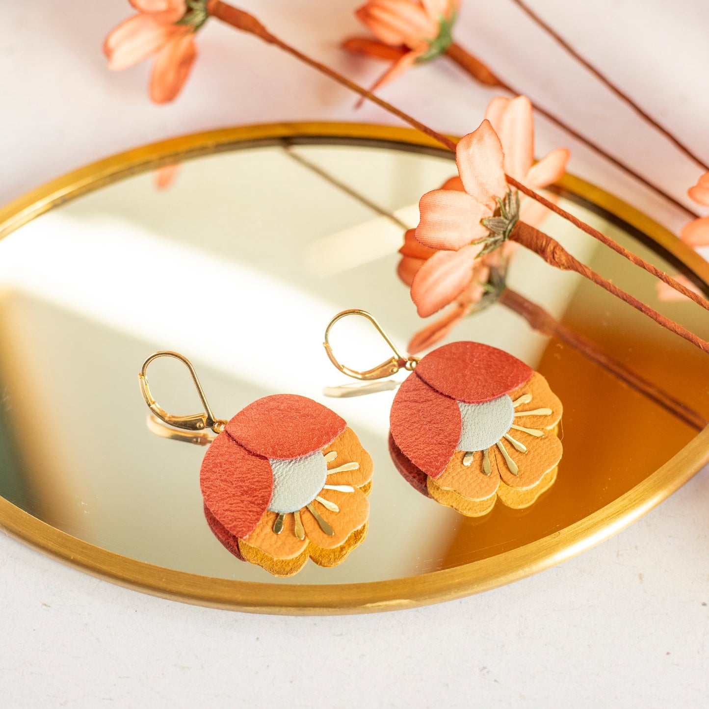 Boucles d'oreilles fleur de cerisier cuir rouge métallisé et ocre jaune, Dormeuses laiton doré à l'or fin 24 carats hypoallergéniques
