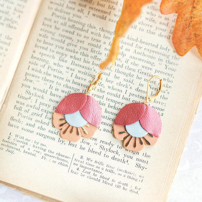 Boucles d'oreilles fleur de cerisier cuir rouge métallisé et ocre jaune, Dormeuses laiton doré à l'or fin 24 carats hypoallergéniques