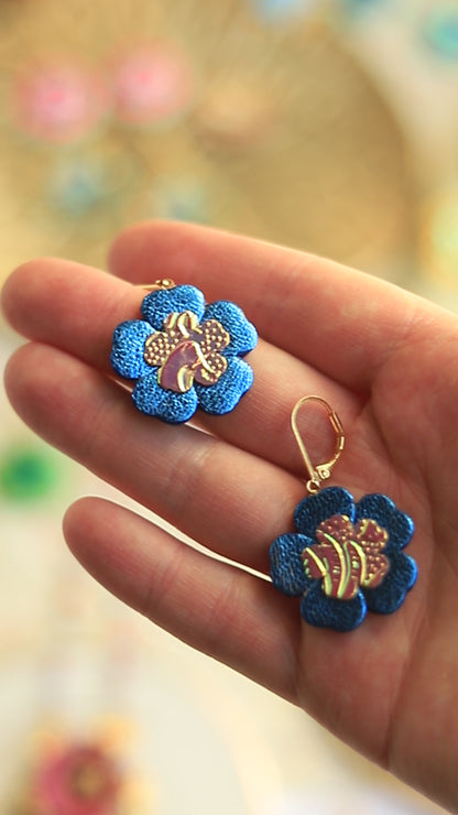 Boucles d'oreilles Blue Ivy - Fleur baroque en cuir bleu et jaune holographique