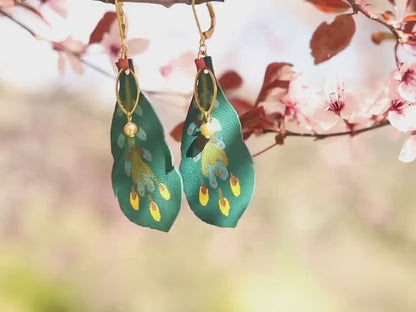 Boucles d'oreilles plumes cuir vert peintes à la main "Le Fantôme de la Forêt"