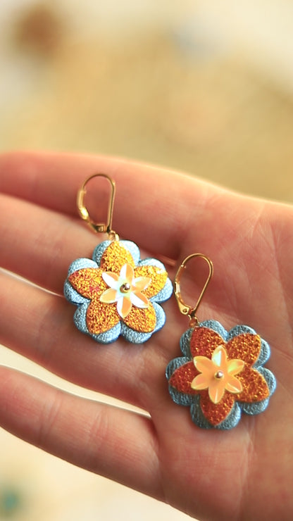 Boucles d'oreilles Adèle- Fleurs en cuir bleu métallisé et orange