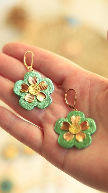 Boucles d'oreilles Florine- Double fleur verte et or en cuir recyclé