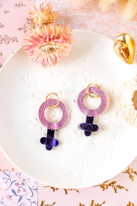 Boucles d'oreilles Symbole féminin rose et violet