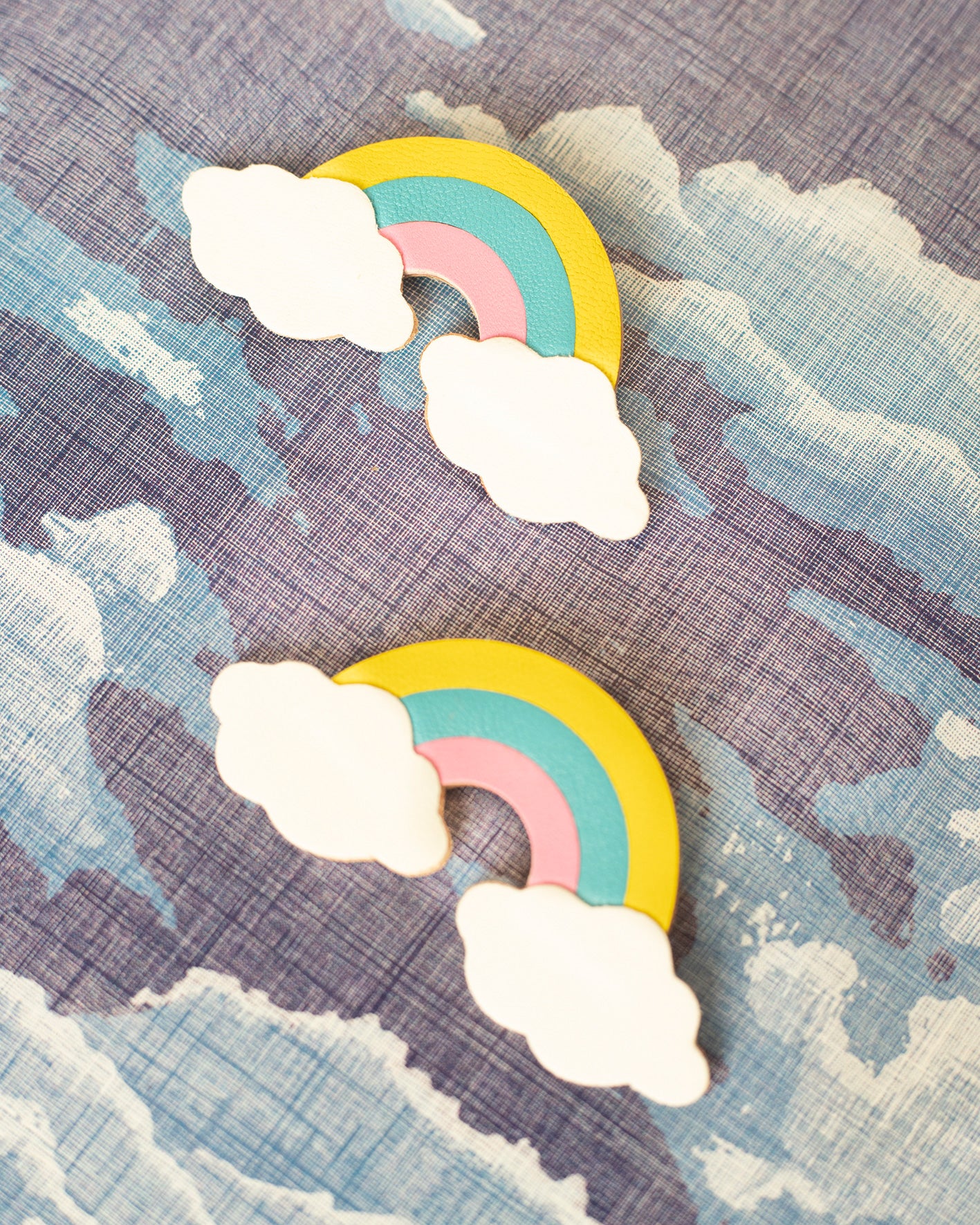 Brosche „Regenbogen in den Wolken“.