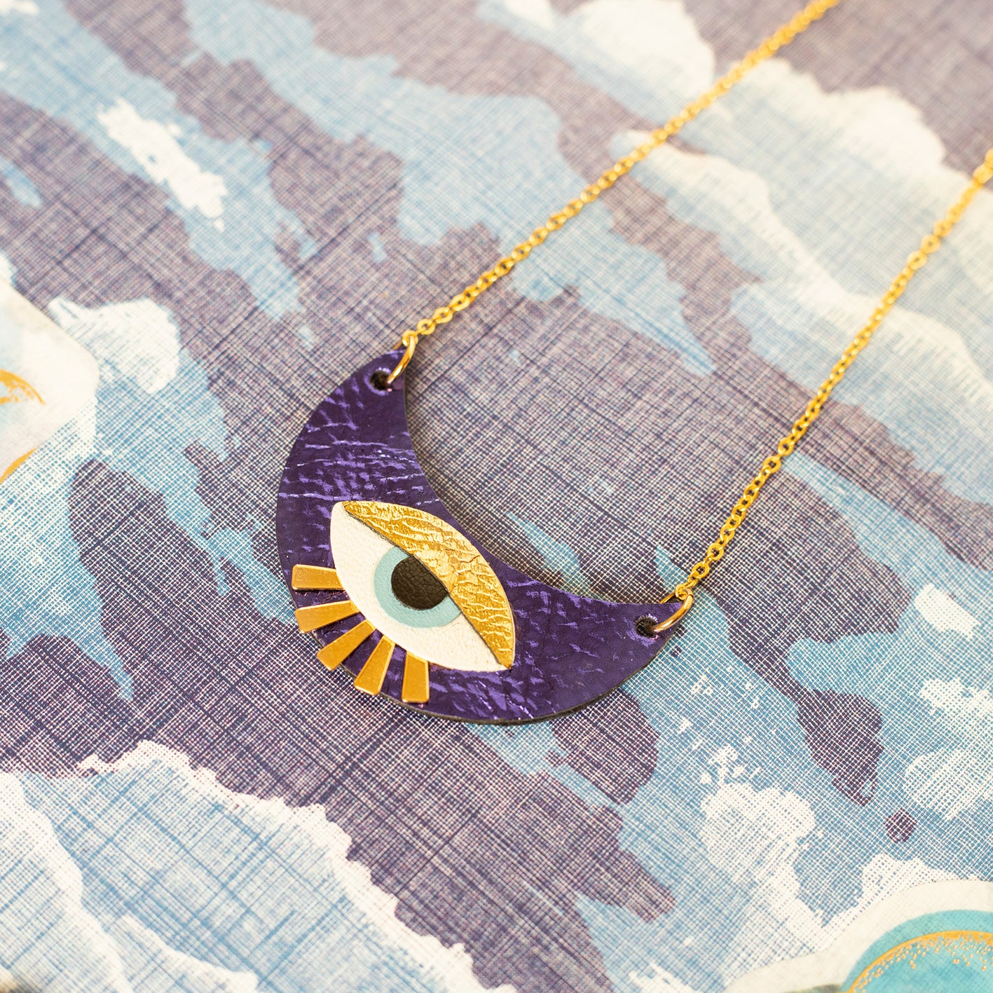 Necklace The moon that sees purple metal