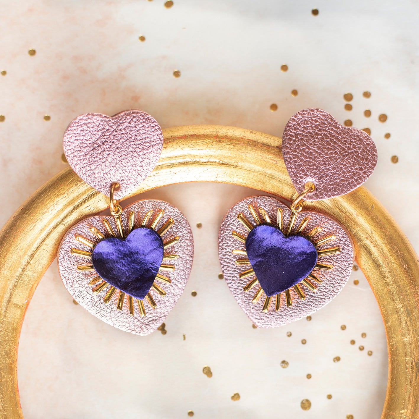 Boucles d'oreilles Sacré Coeur rose et violet métallisé