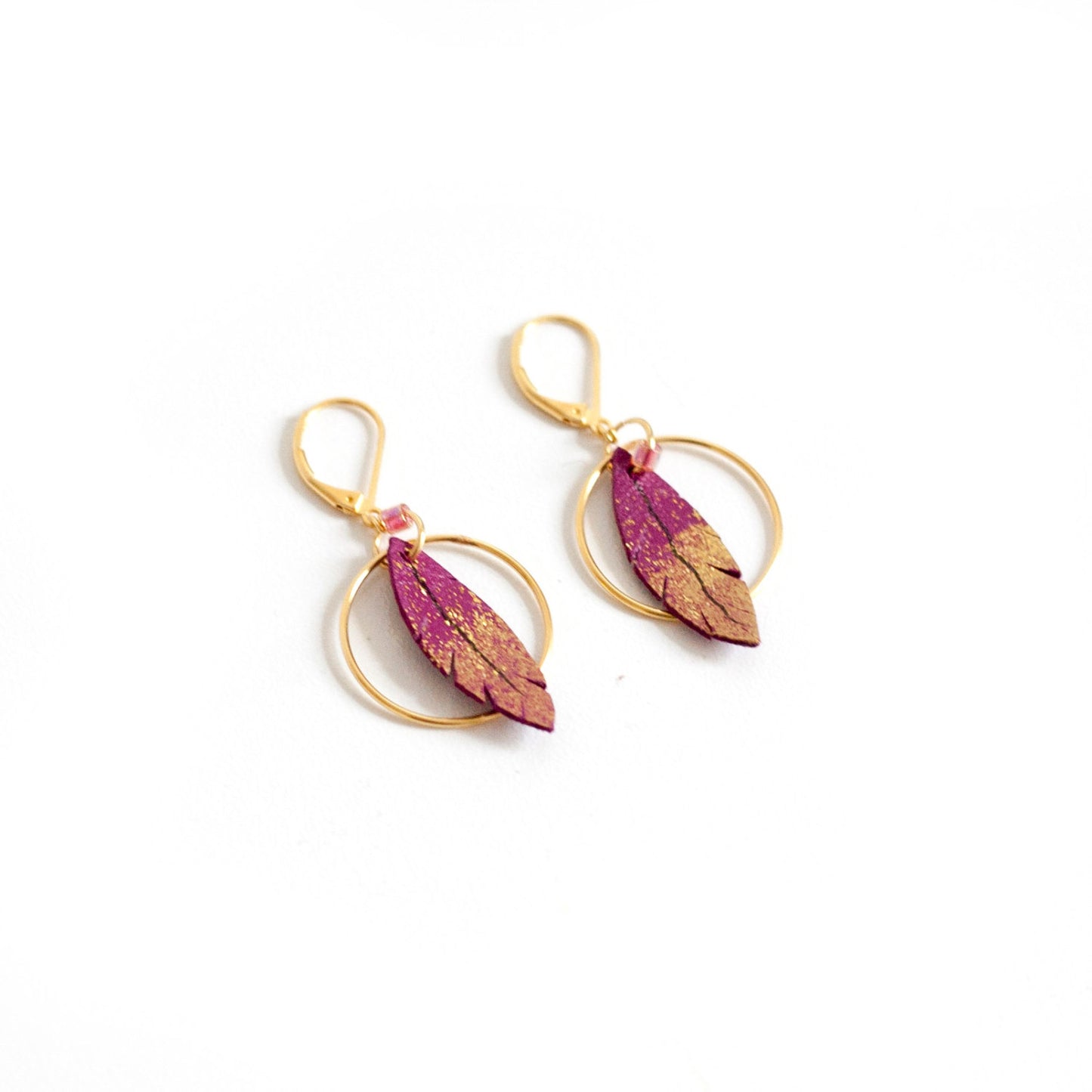 Boucles d'oreilles créoles plumes en cuir fuchsia