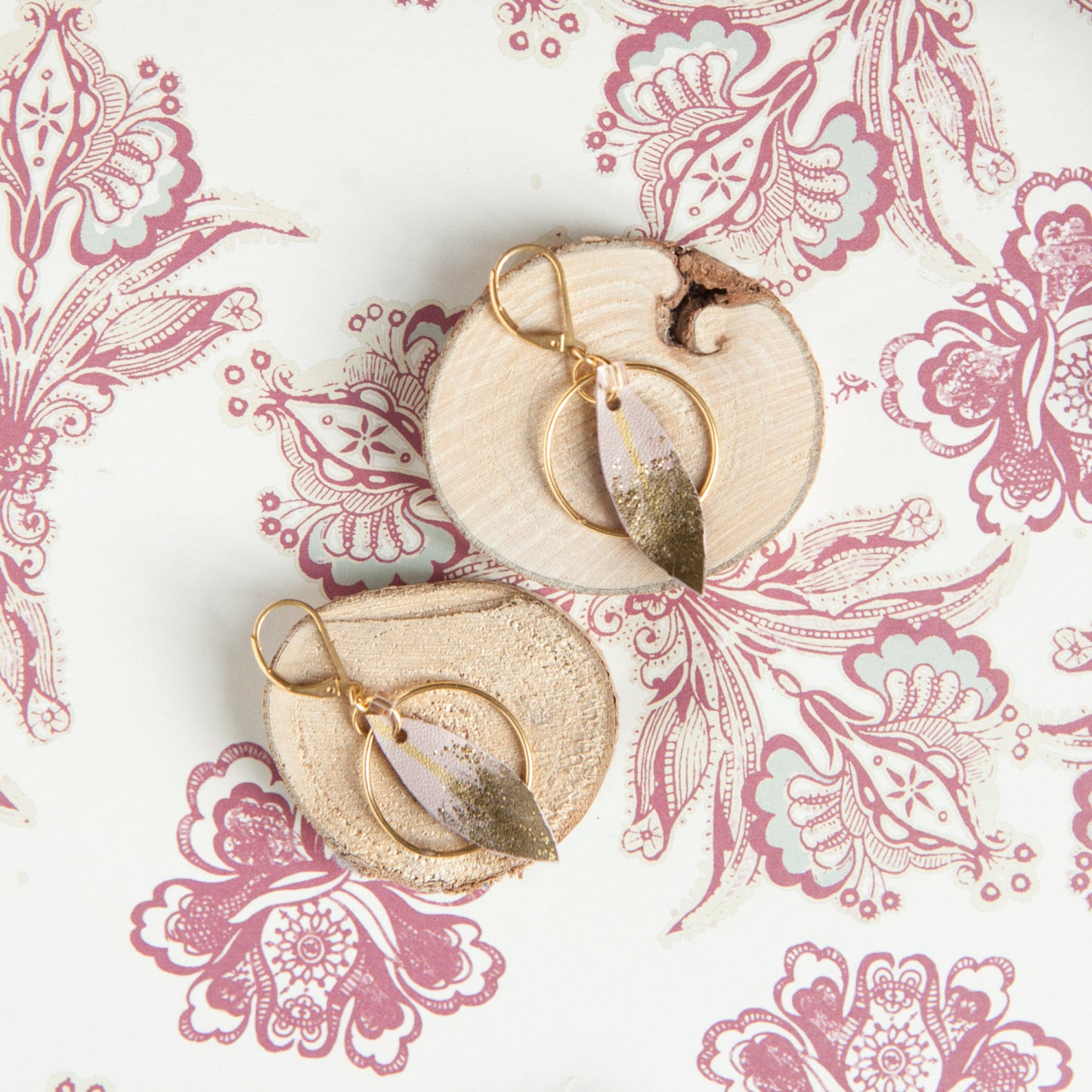 Boucles d'oreilles créoles plumes en rose clair