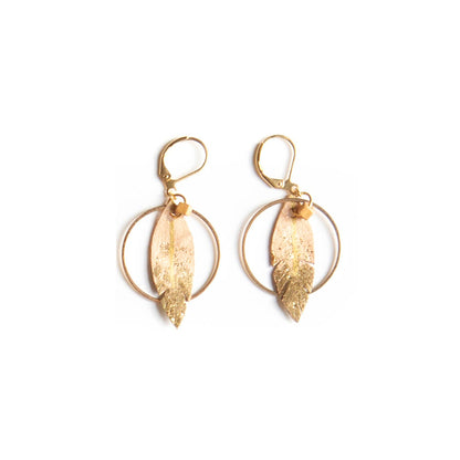 Boucles d'oreilles créoles plumes en cuir beige rosé et doré