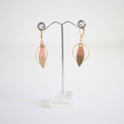 Boucles d'oreilles créoles plumes en rose corail