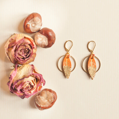 Boucles d'oreilles créoles plumes cuir orange