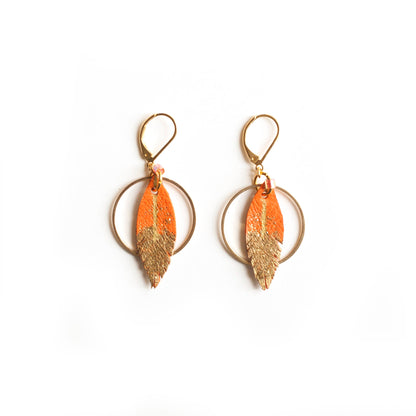 Boucles d'oreilles créoles plumes cuir orange