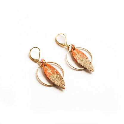 Boucles d'oreilles créoles plumes cuir orange