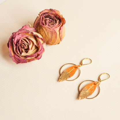 Boucles d'oreilles créoles plumes cuir orange