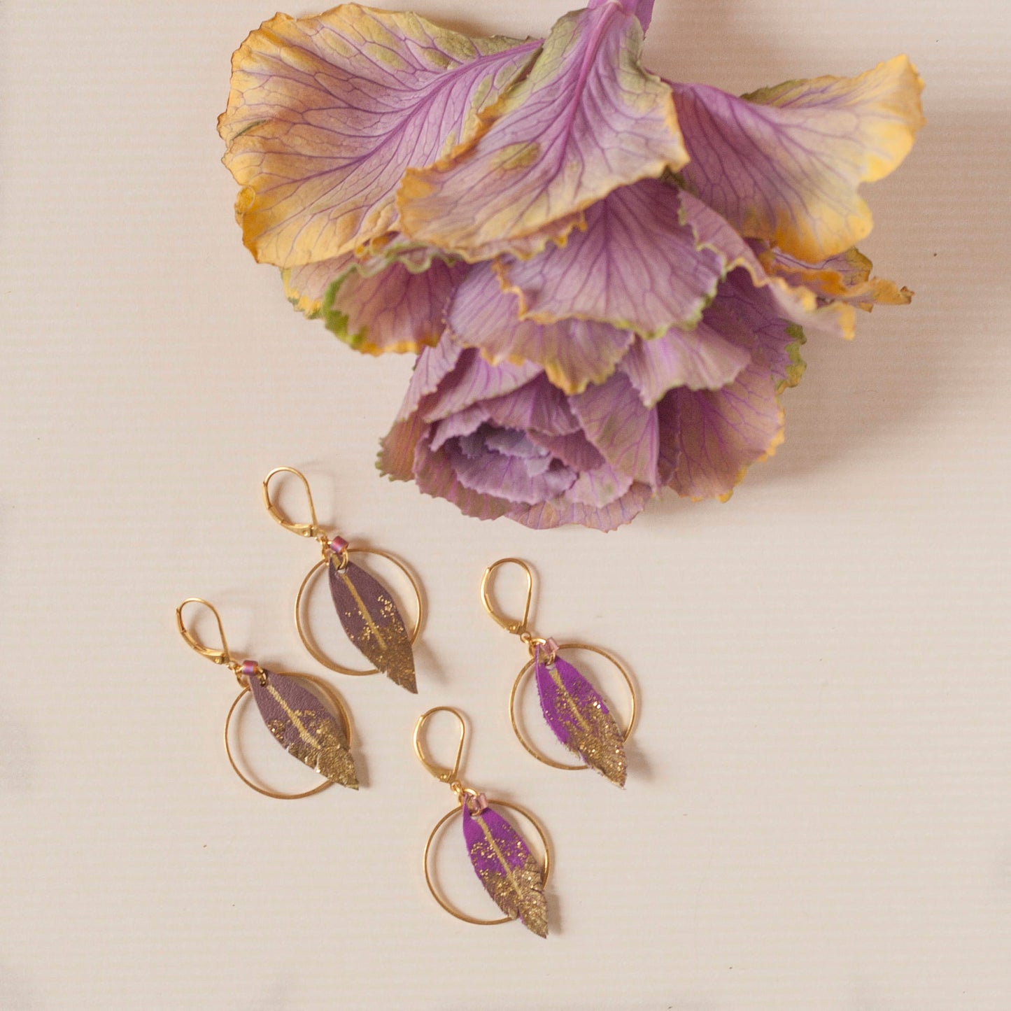 Boucles d'oreilles créoles plumes cuir violet