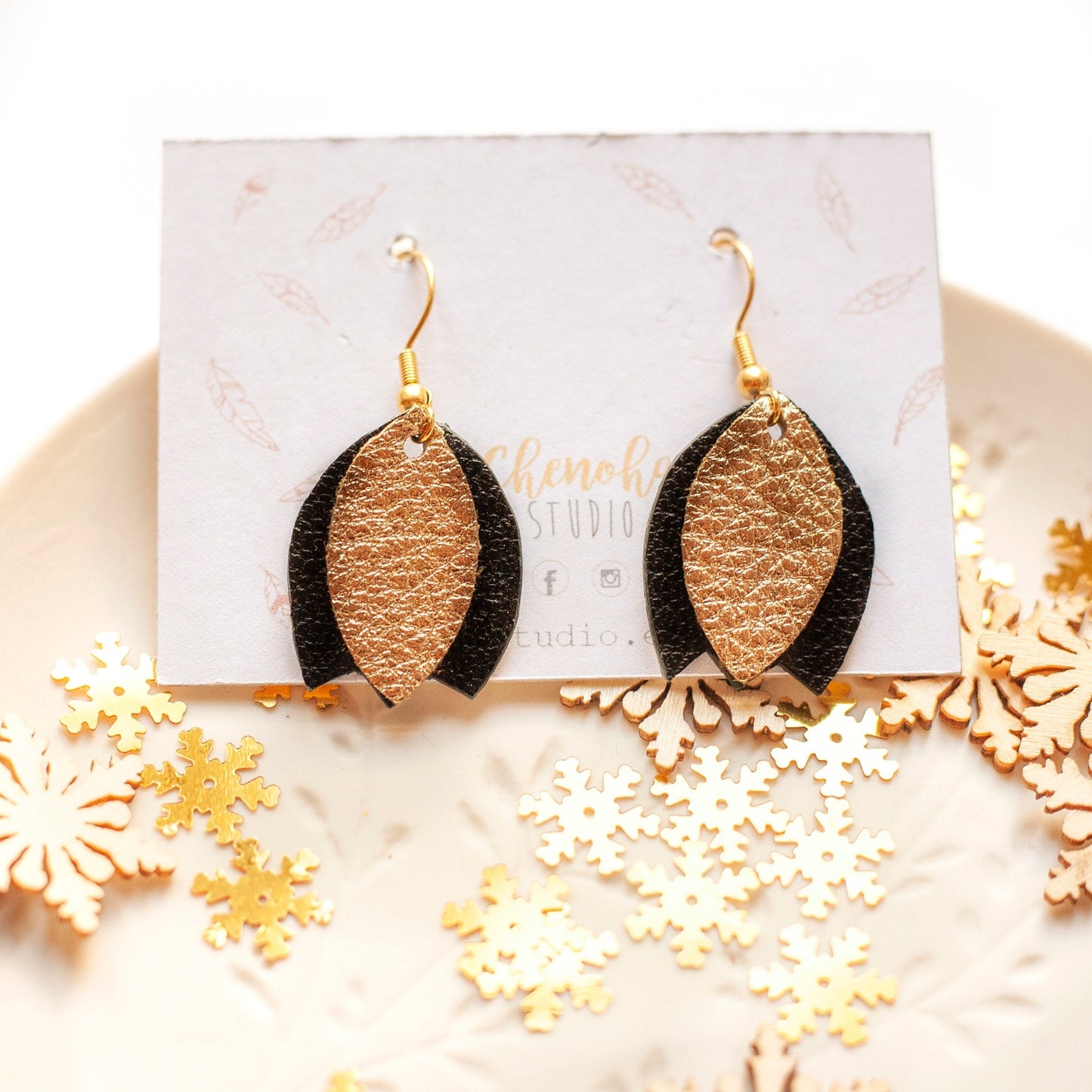 Tulip earrings in black and gold leather