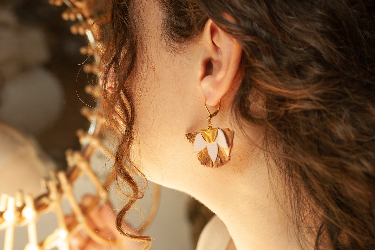 Halbkreisförmige Ohrringe in Rosa und Kupfer