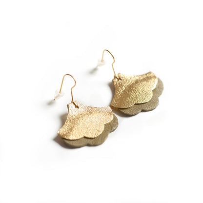 Boucles d'oreilles Ginkgo Biloba cuir vert kaki et doré