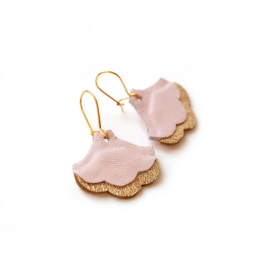 Boucles d'oreilles Ginkgo Biloba en cuir rose et doré