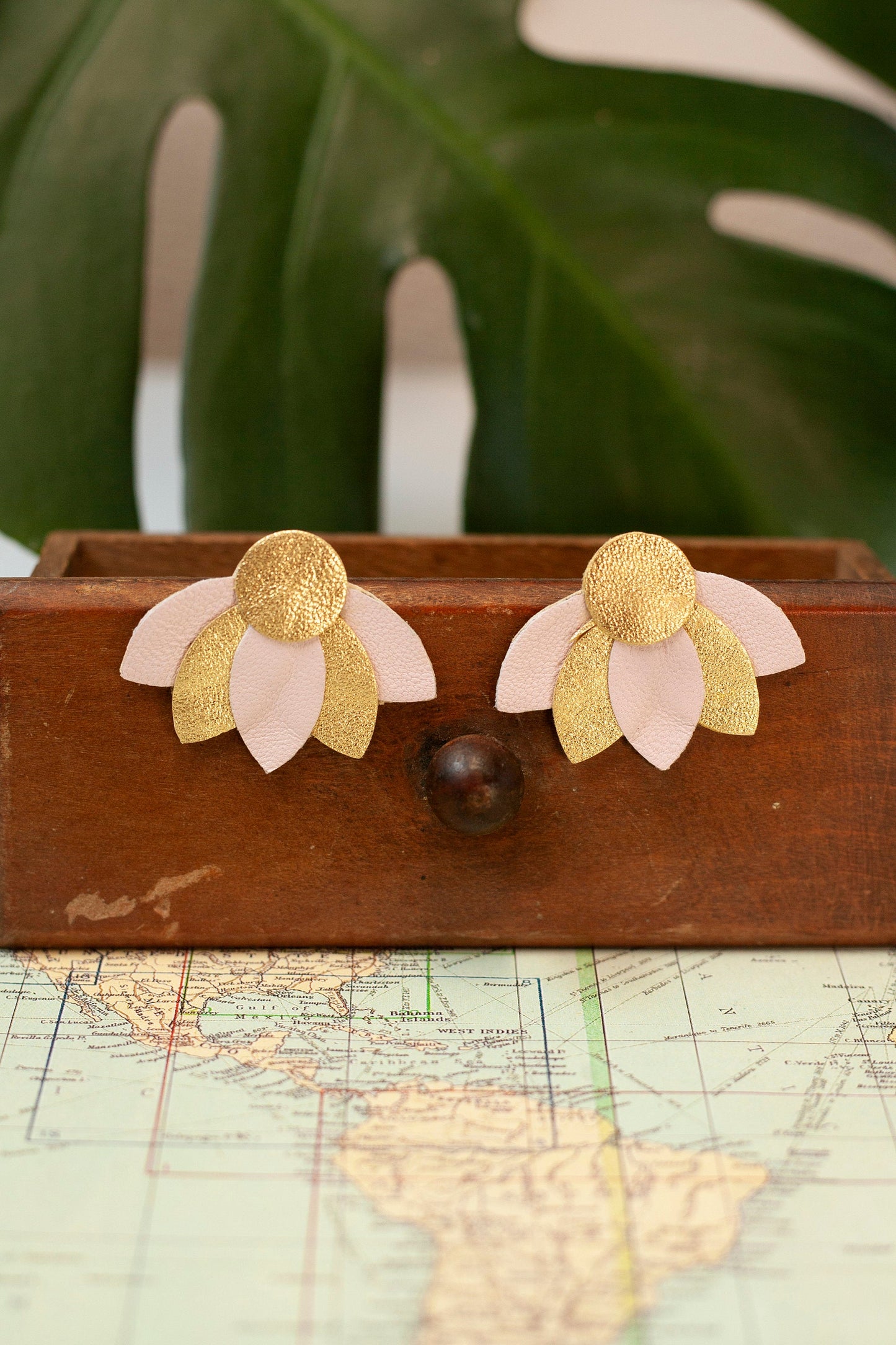 Boucles d'oreilles cuir puces fleurs rose pâle et doré