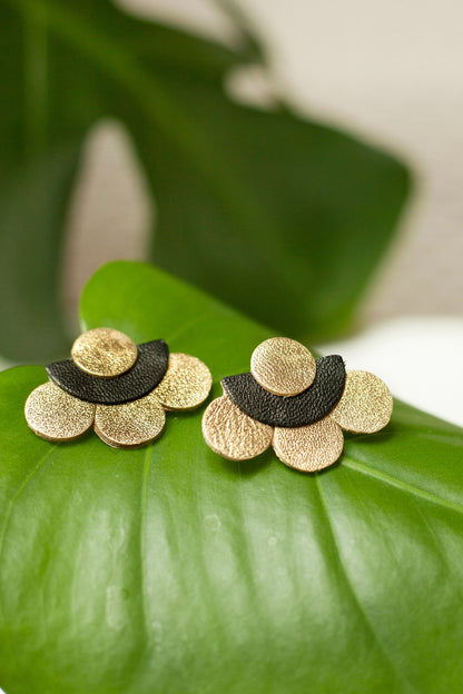 Boucles d'oreilles puces fleurs cuir doré et noir