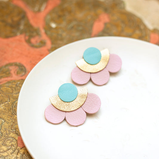 Halbkreisförmige Blumen-Ohrstecker aus rosa, blauem und goldenem Leder