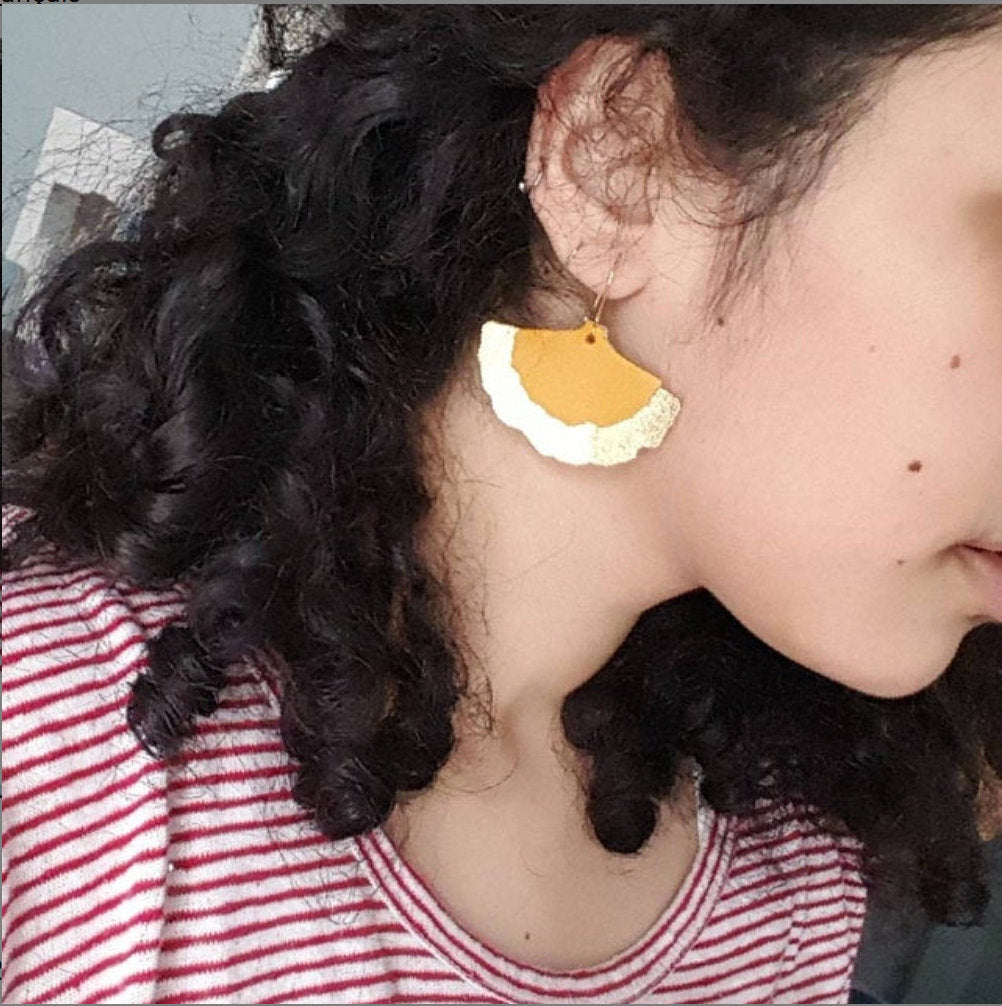 Ginkgoblatt-Ohrringe aus Gold und senfgelbem Leder