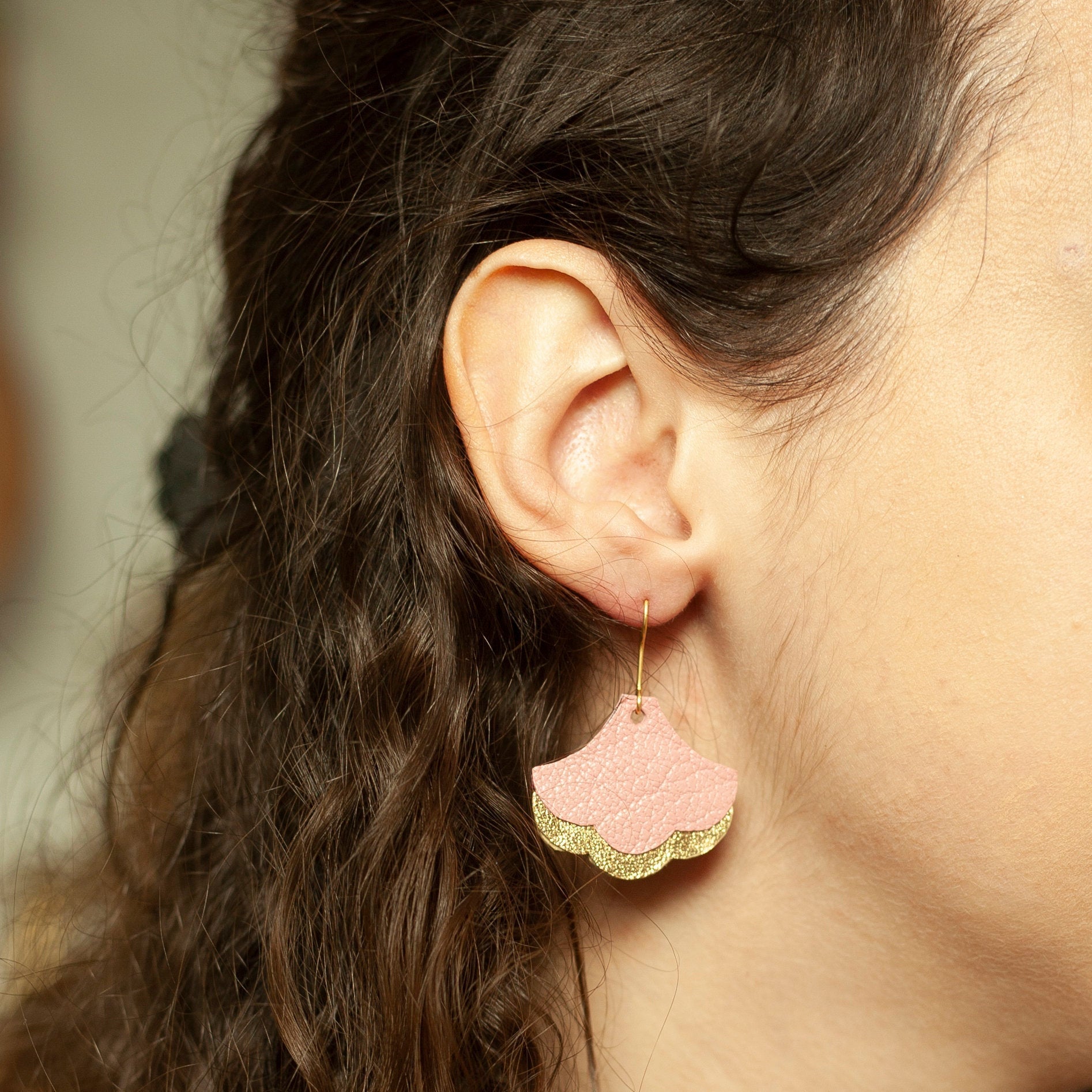 Boucles d'oreilles Ginkgo Biloba en cuir rose et doré