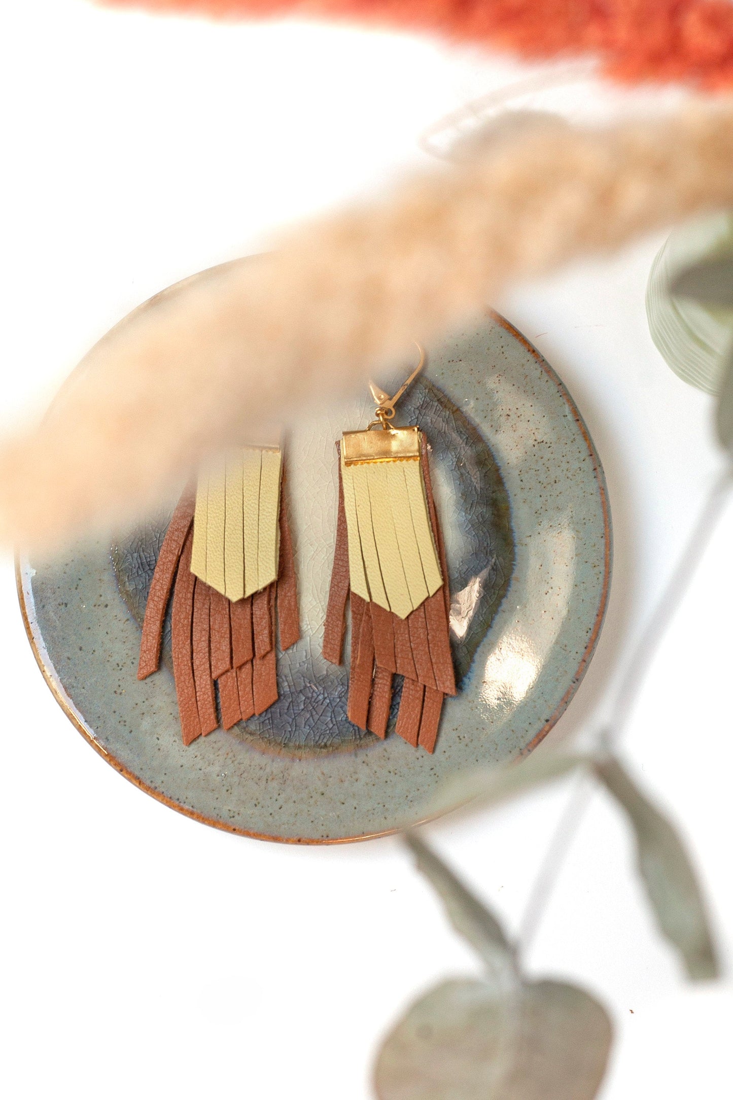 Fringed earrings in camel and pale yellow leather