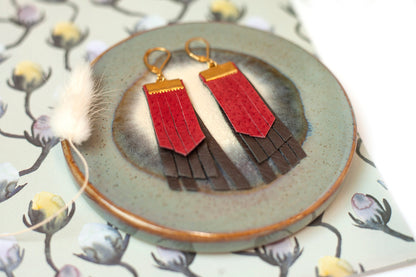 Boucles d'oreilles franges de cuir rouge et marron foncé