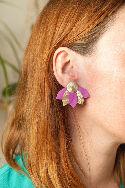 Boucles puces d'oreilles fleurs en cuir violet et doré