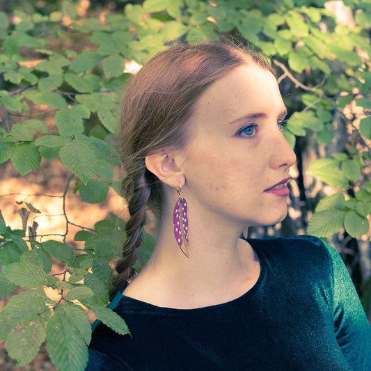 Boucles d'oreilles Danaé plumes en cuir violet peintes à la main