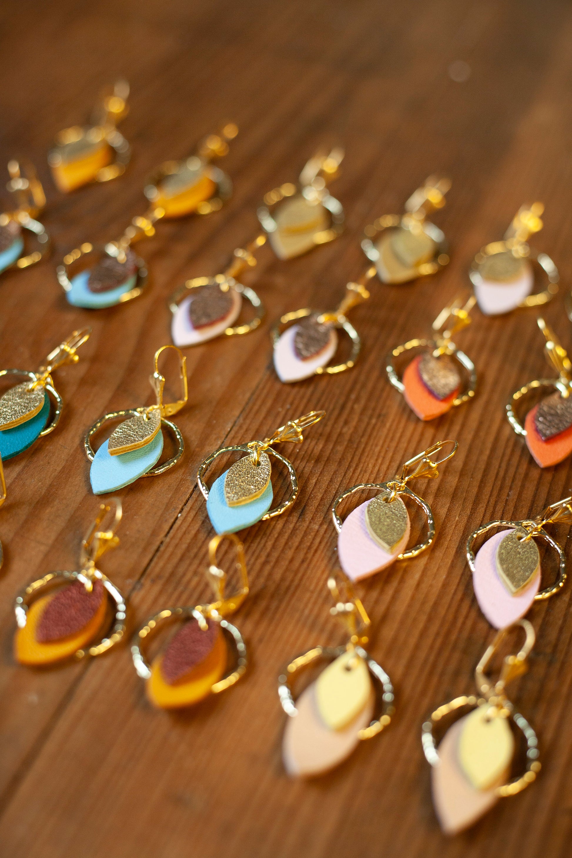 Boucles d'oreilles pétales de cuir or et rose