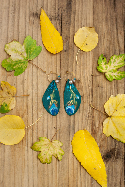 Boucles d'oreilles en cuir vert peintes à la main motif fleur