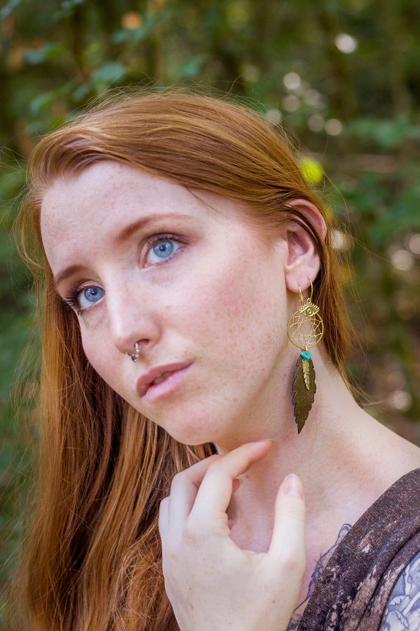 Boucles d'oreilles attrapes-rêves plumes de cuir bronze et pierre turquoise