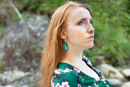 Boucles d'oreilles en cuir vert peintes à la main motif fleur