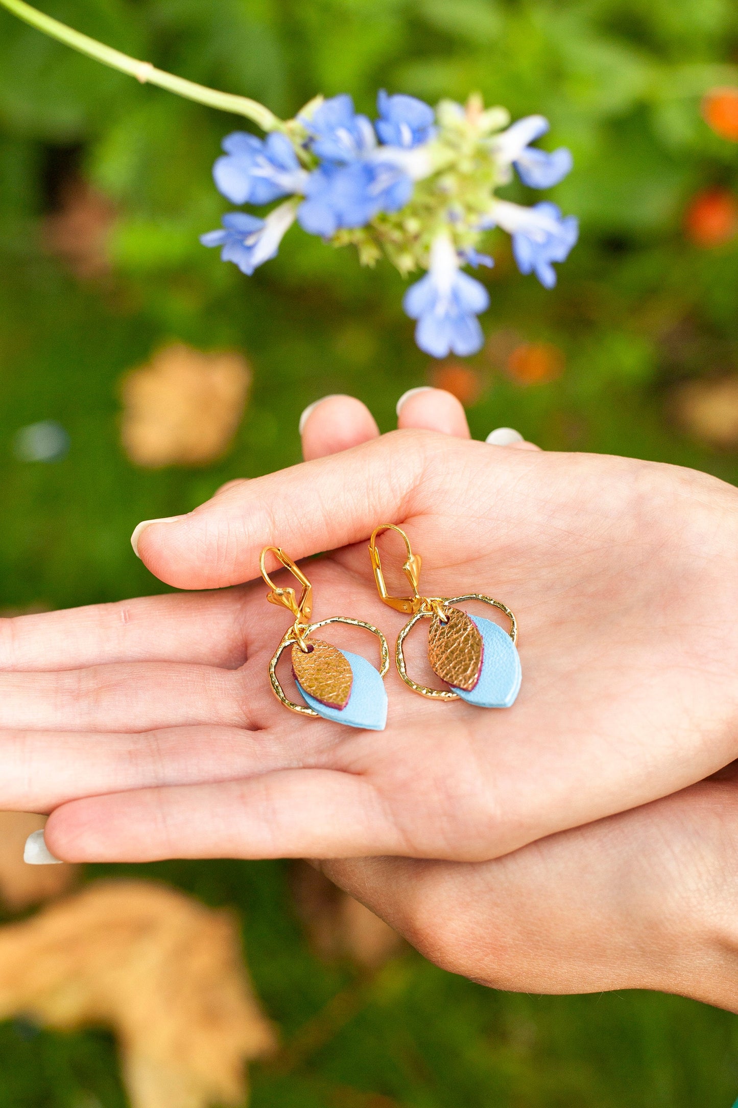 Boucles d'oreilles créoles cuir or rose et bleu cyan