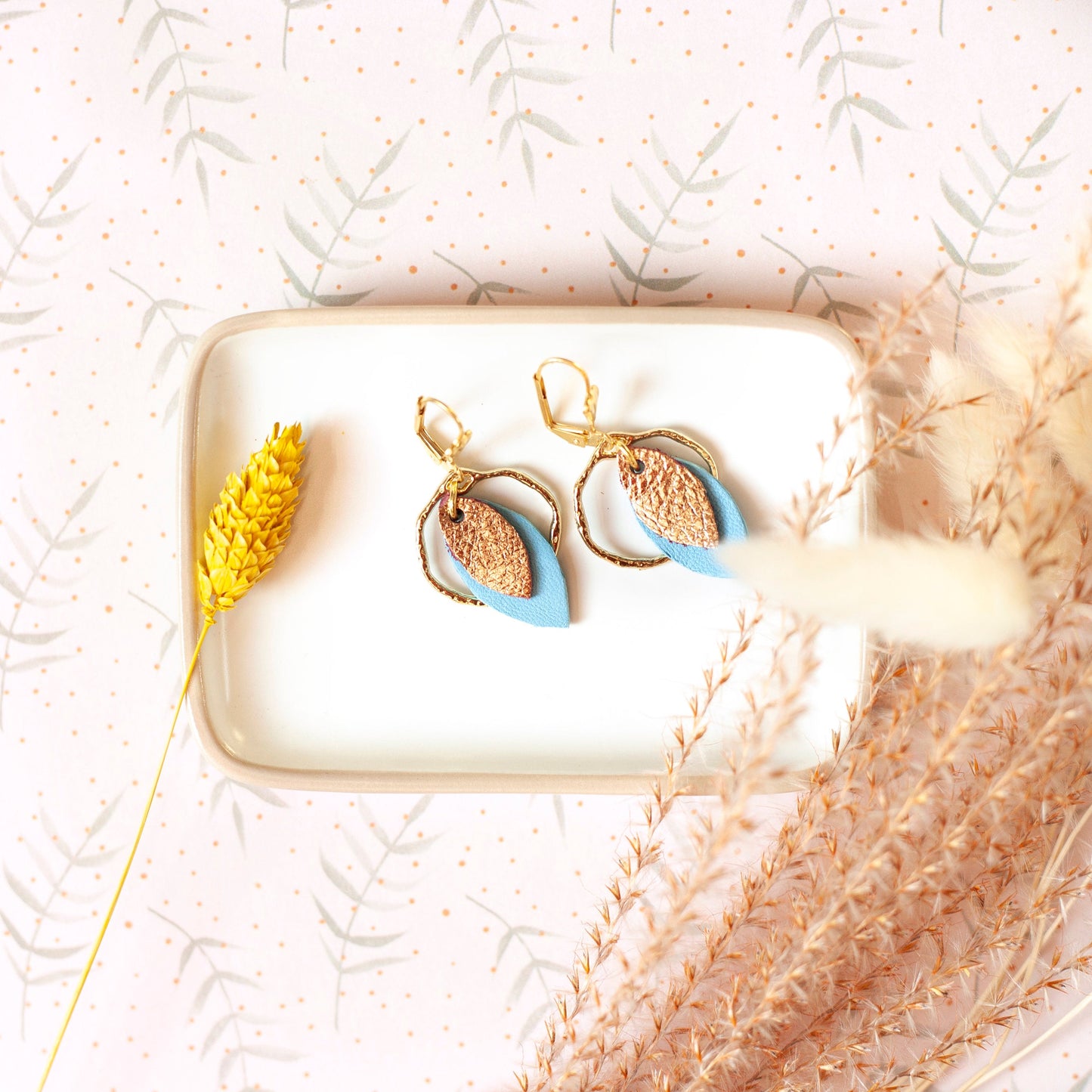 Boucles d'oreilles créoles cuir or rose et bleu cyan