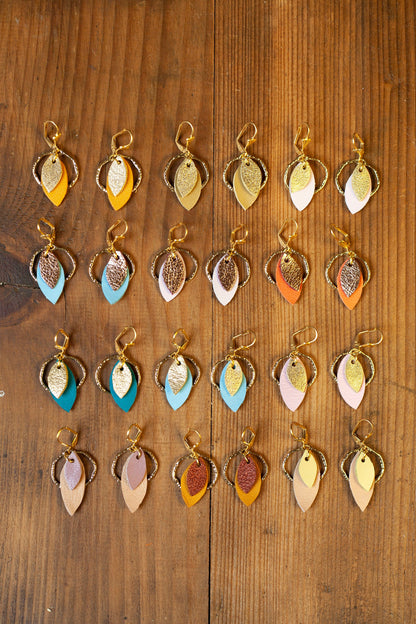 Boucles d'oreilles créoles en cuir bleu azur et doré