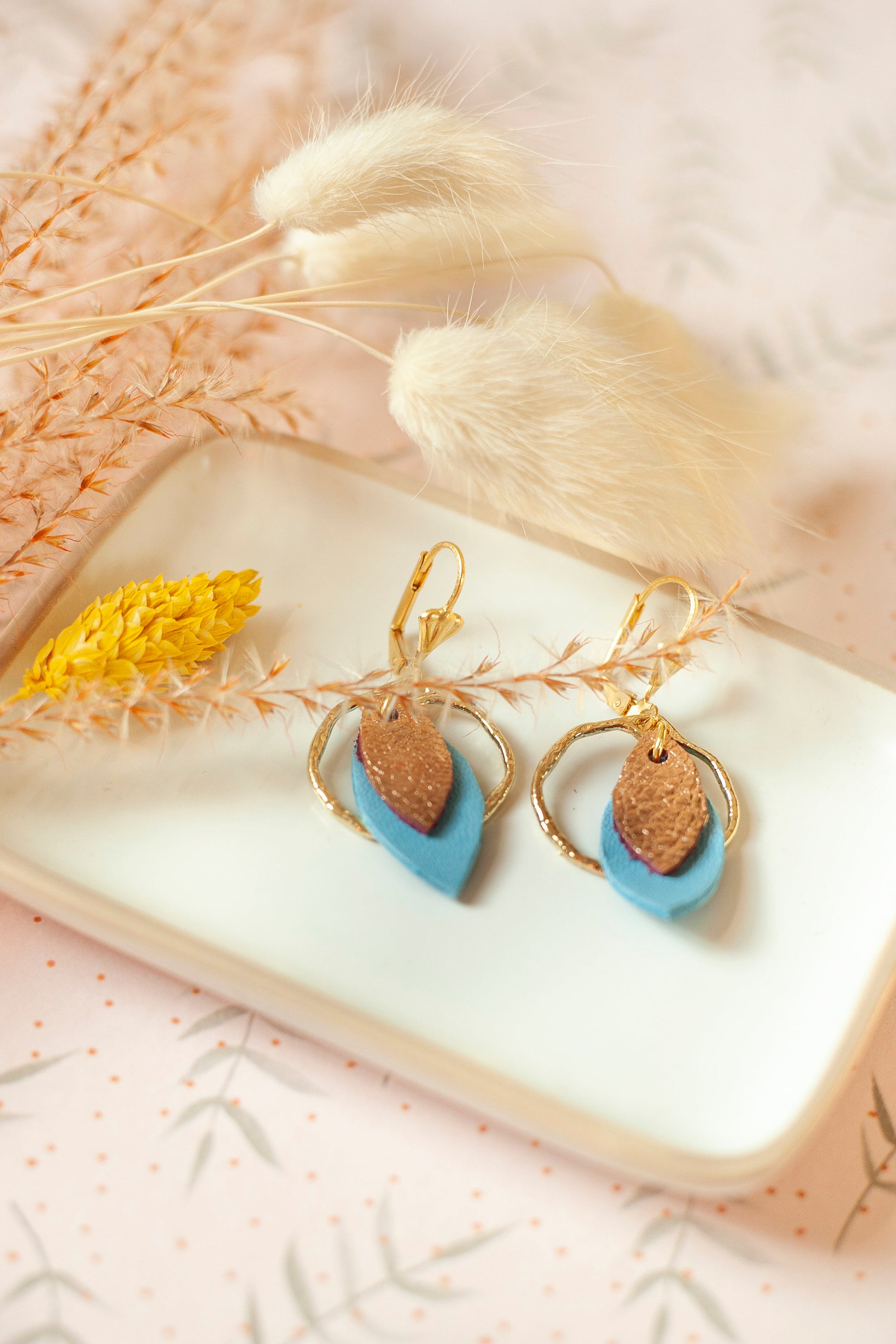 Boucles d'oreilles créoles cuir or rose et bleu cyan