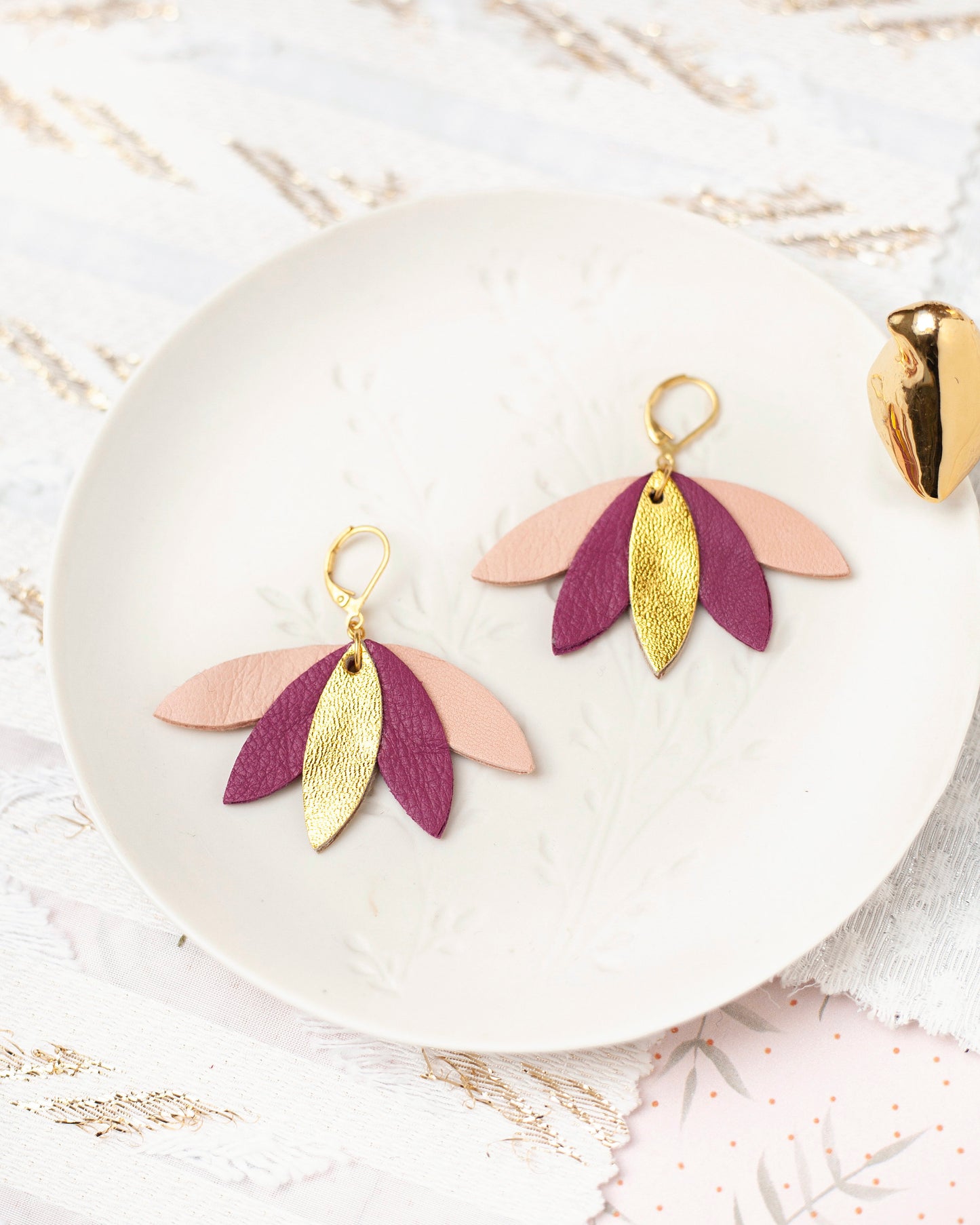 Palm tree earrings in golden pink plum leather