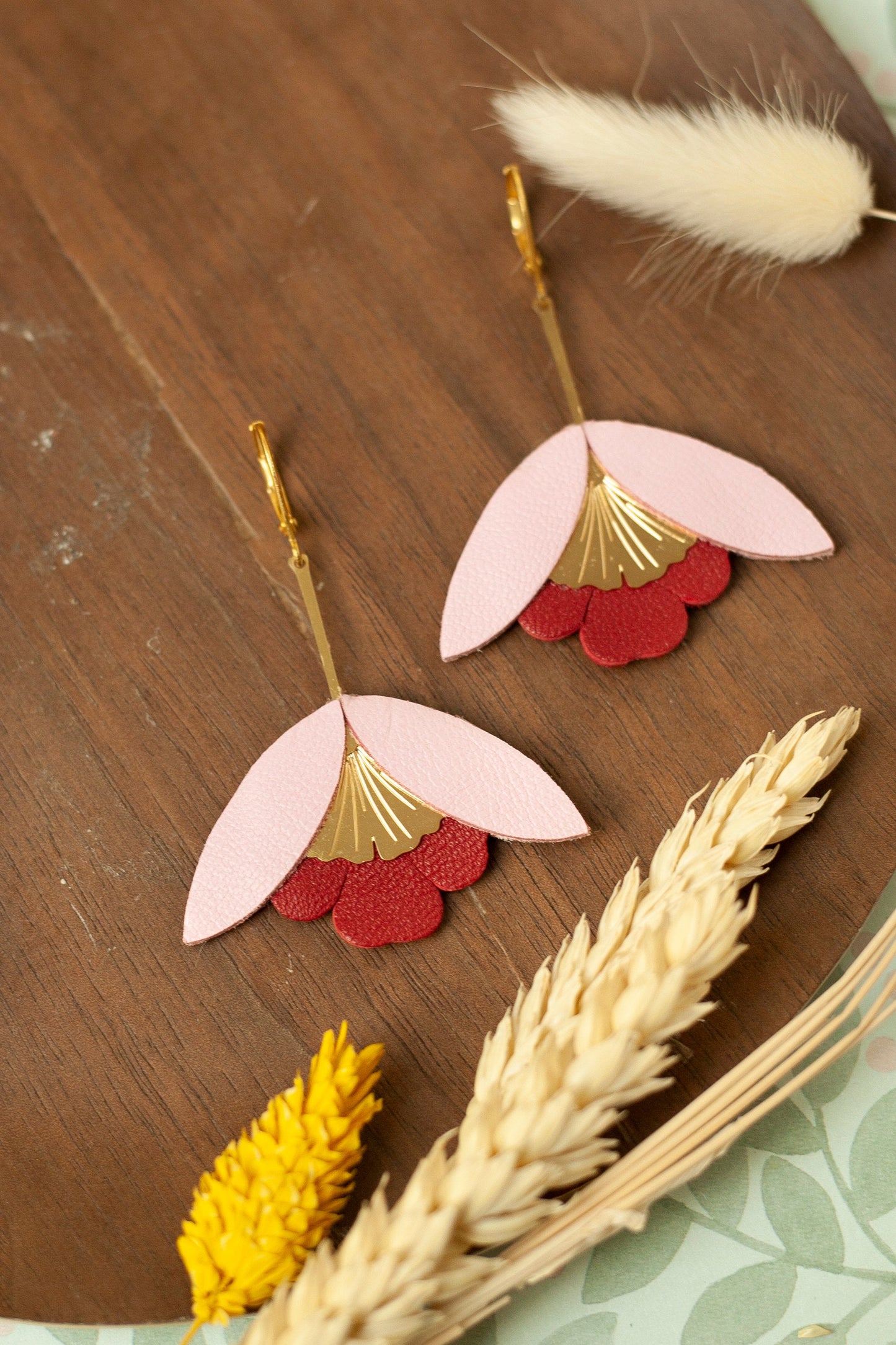 Boucles d'oreilles Fleur de Ginkgo en cuir rose rouge doré