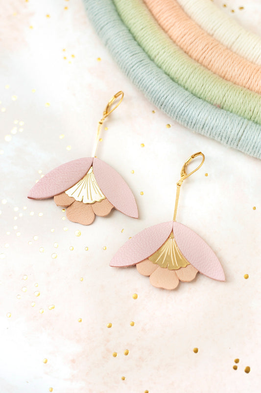 Ginkgo-Blumen-Ohrringe aus rosa und goldenem Leder